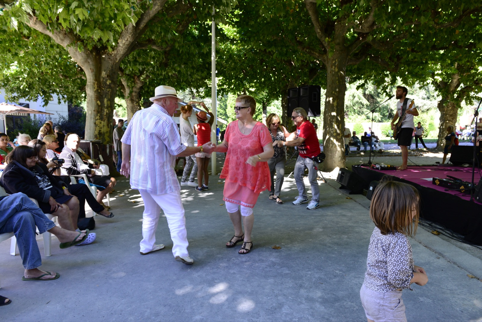 Bal d'été dans le parc de l'hôtel