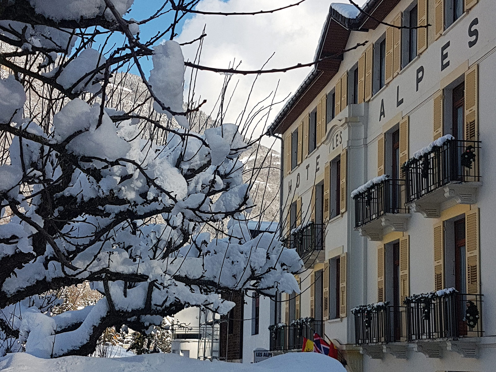 Balcons fleuris de l'hôtel sous la neige