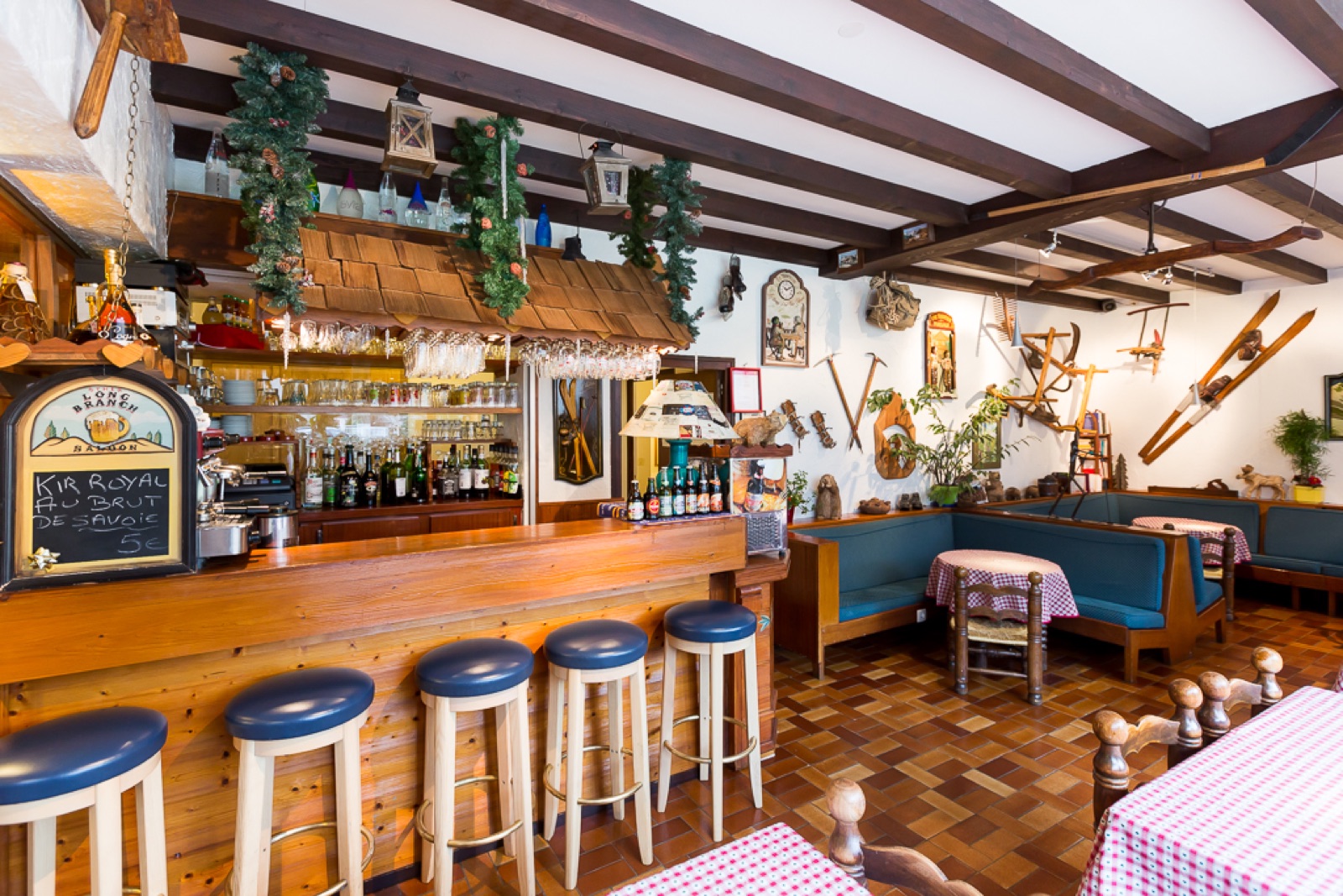 Bar en bois de l'Hôtel des Alpes avec tabourets