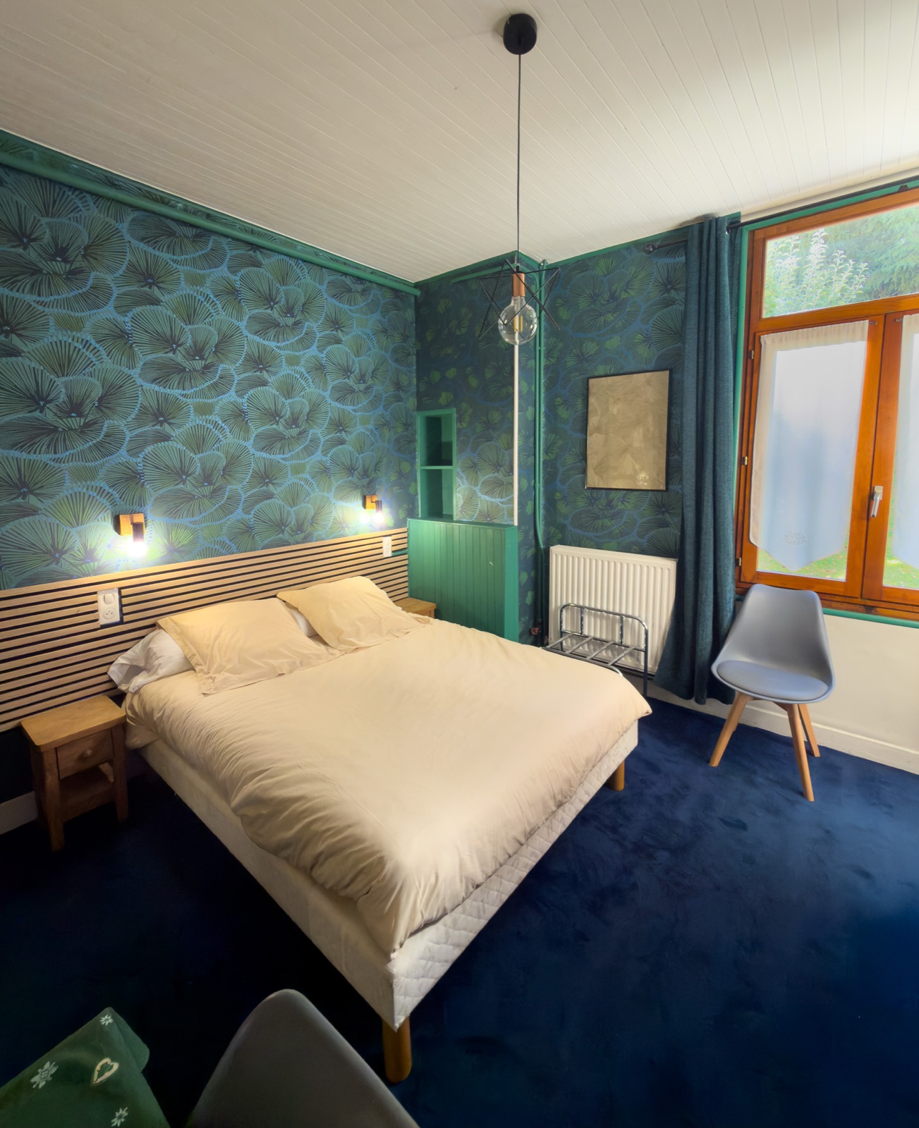 Lit double de la chambre Confort, décoration verte
