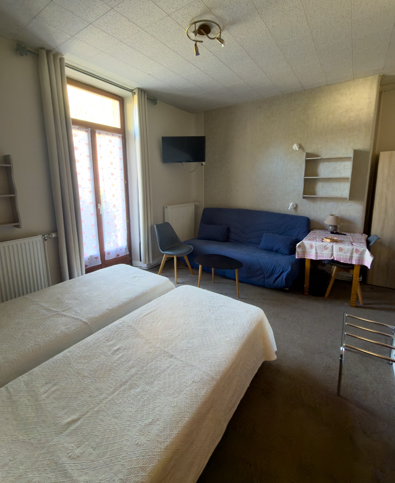Chambre Confort Plus avec coin salon · Hôtel des Alpes