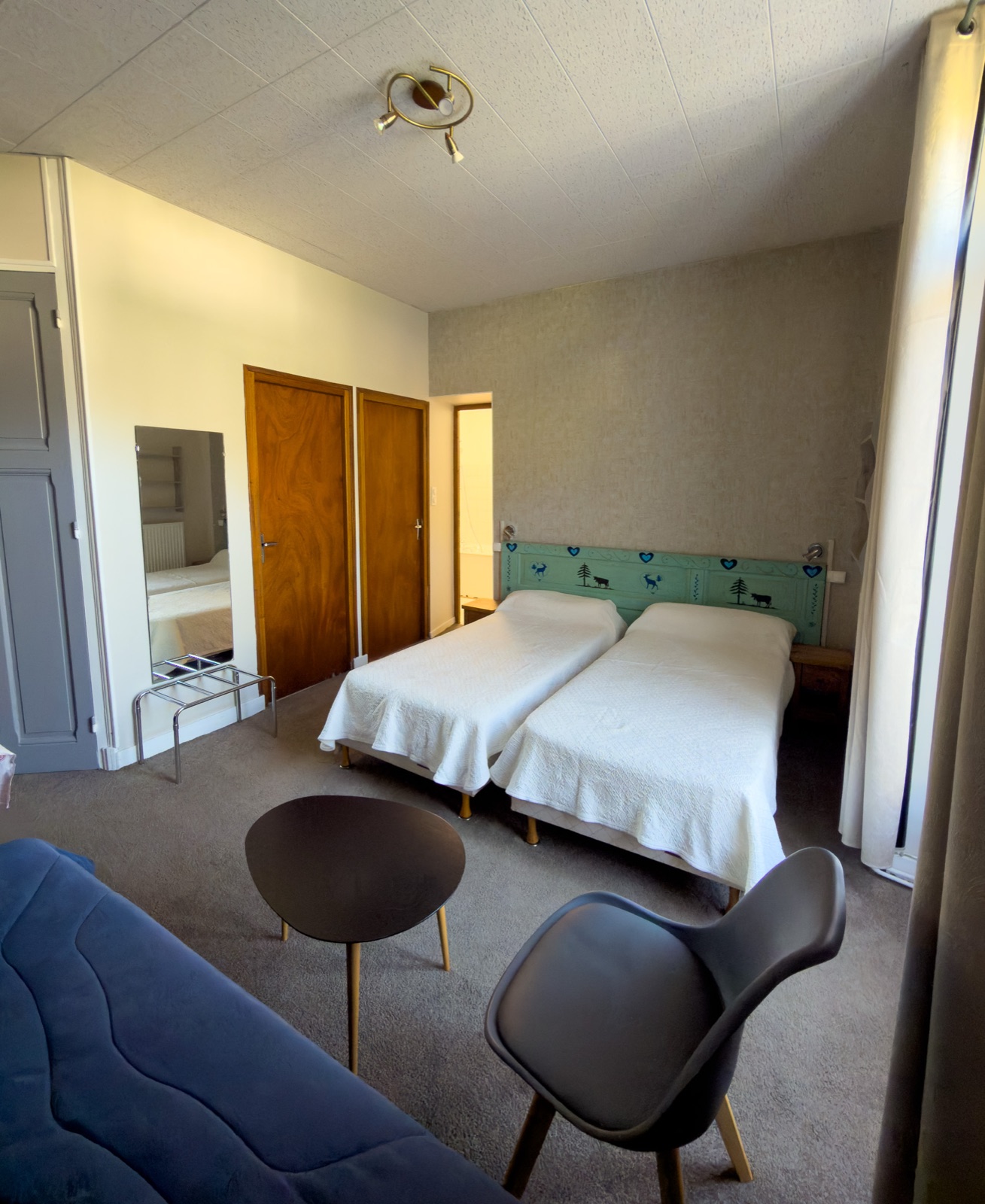 Twin beds in the Comfort Plus room, Savoyard headboard