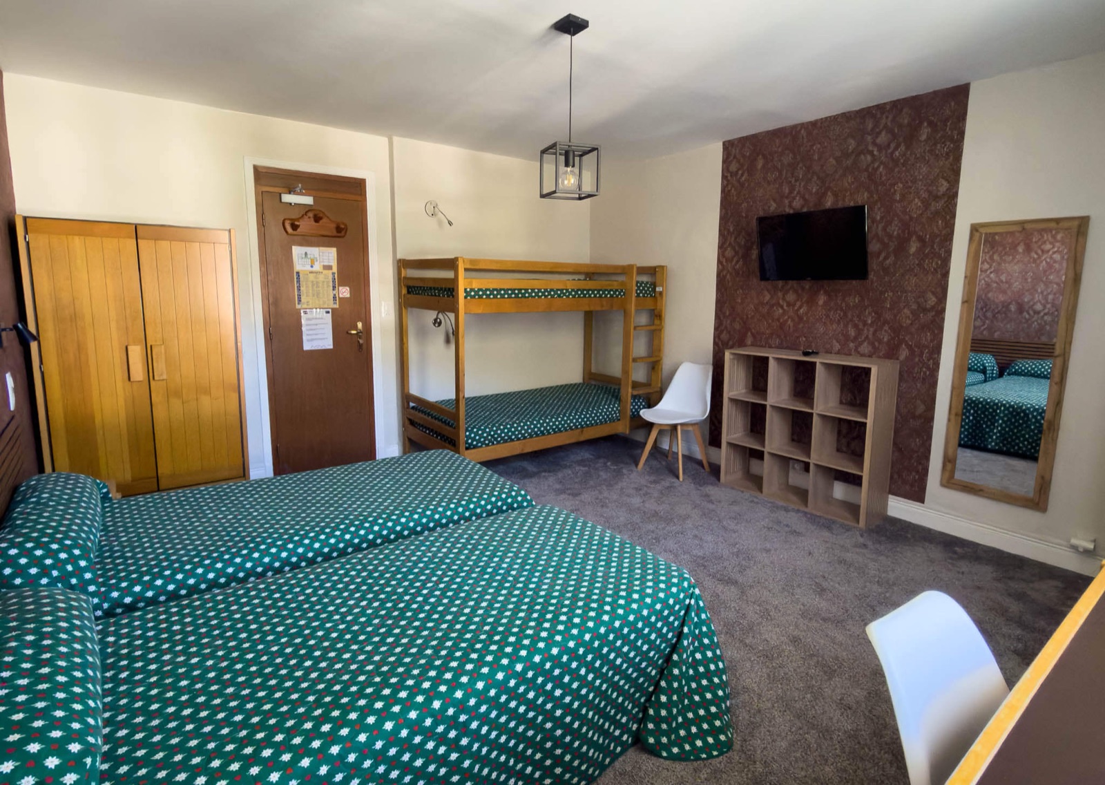 Chambre familiale de l'Hôtel des Alpes à Brides-les-Bains, deux lits twin et lits superposés