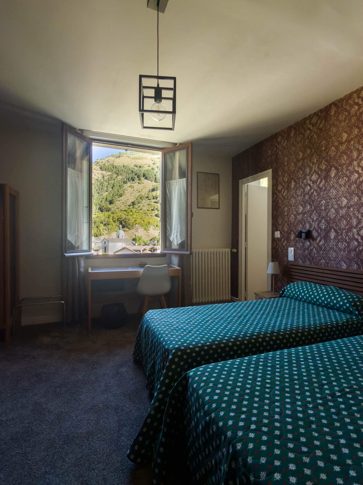 Lits twin de la chambre familiale avec vue sur la montagne