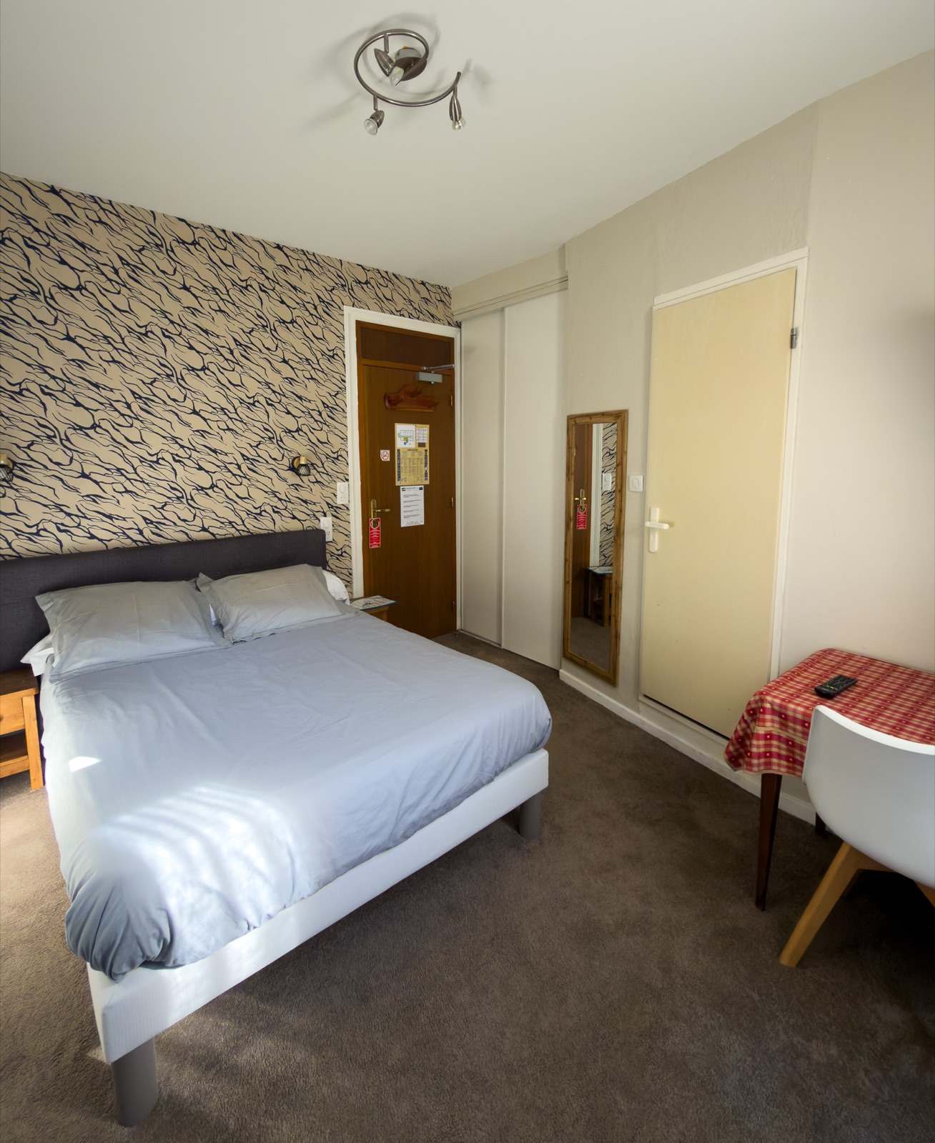Chambre Standard avec lit double · Hôtel des Alpes