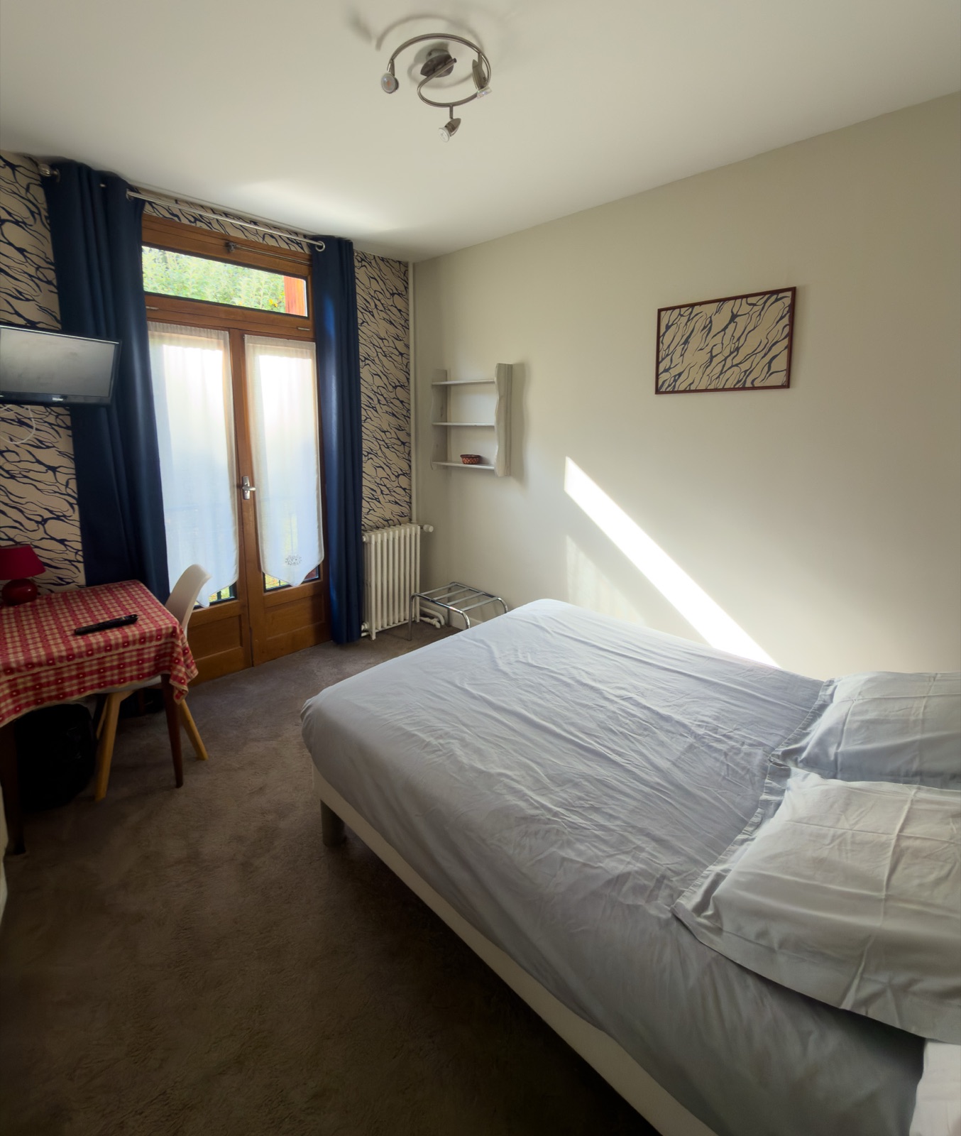 Standard room on the garden side with French window