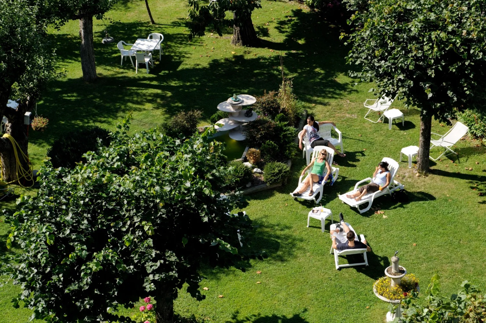 Détente sur les transats du parc de l'Hôtel des Alpes