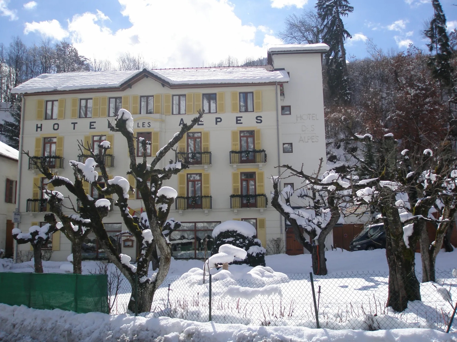 Façade de l'Hôtel des Alpes sous la neige