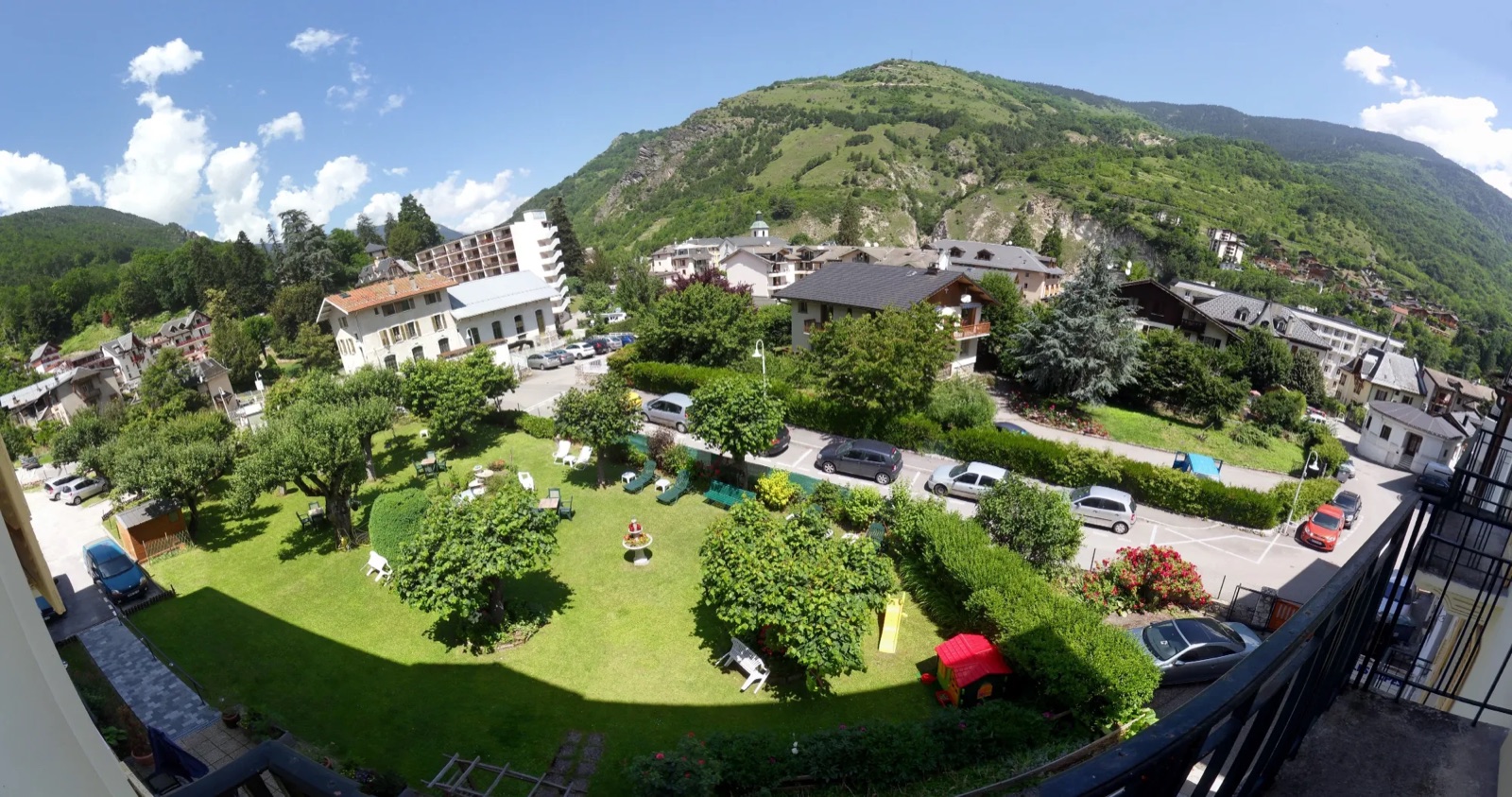 Panorama sur le parc et le village de Brides-les-Bains depuis un balcon