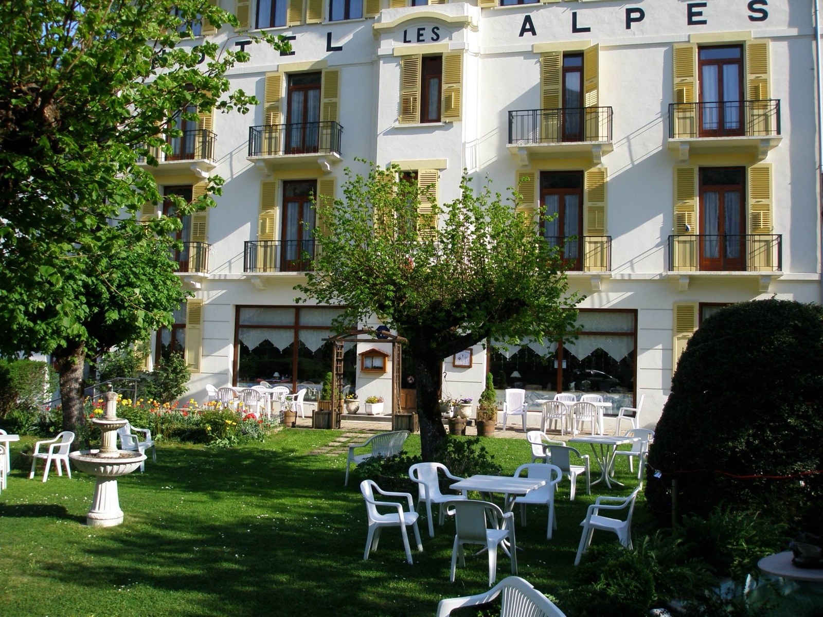 Parc et jardin de l'Hôtel des Alpes à Brides-les-Bains en été