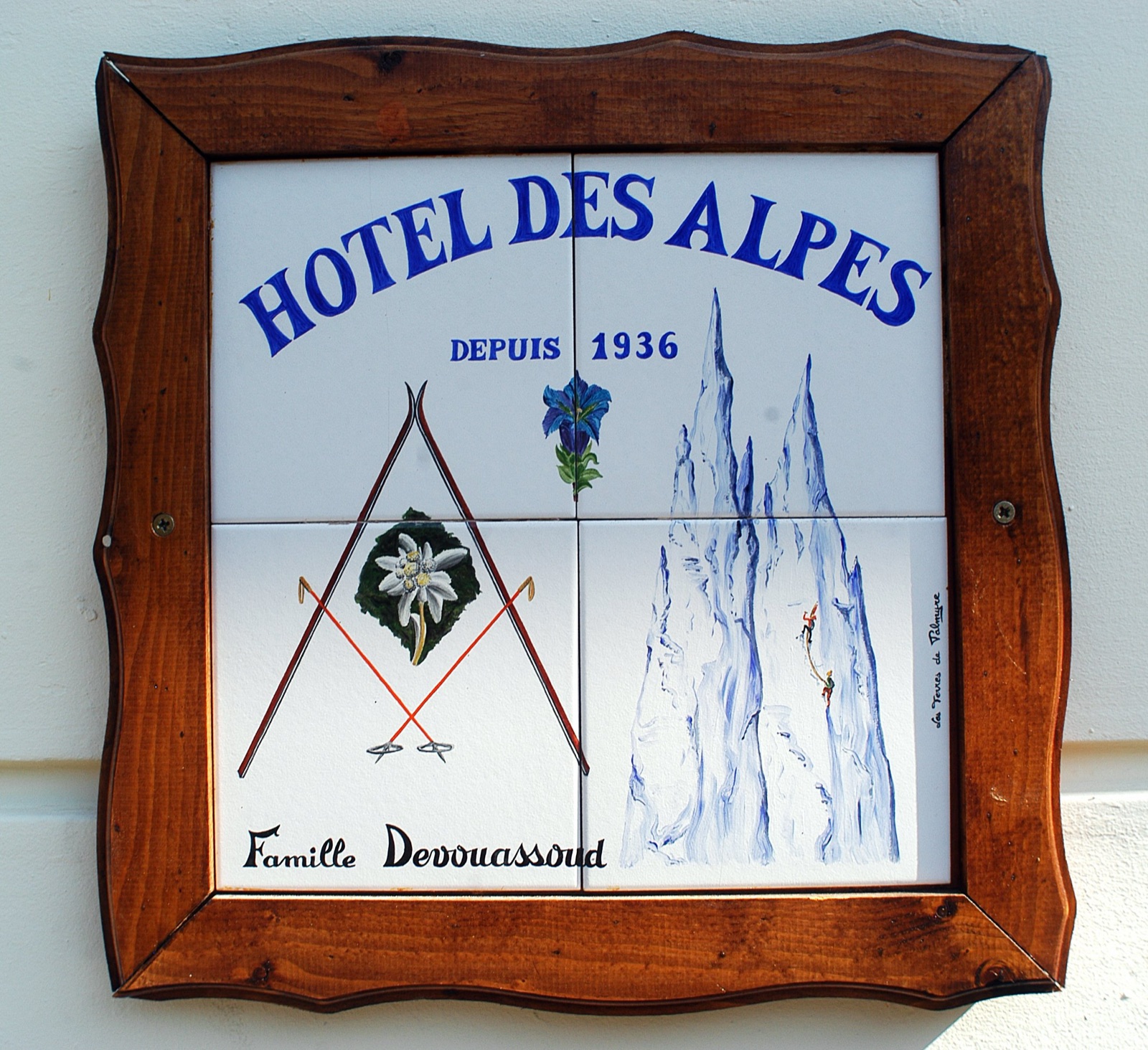 Plaque émaillée « Hôtel des Alpes depuis 1936 · Famille Devouassoud »