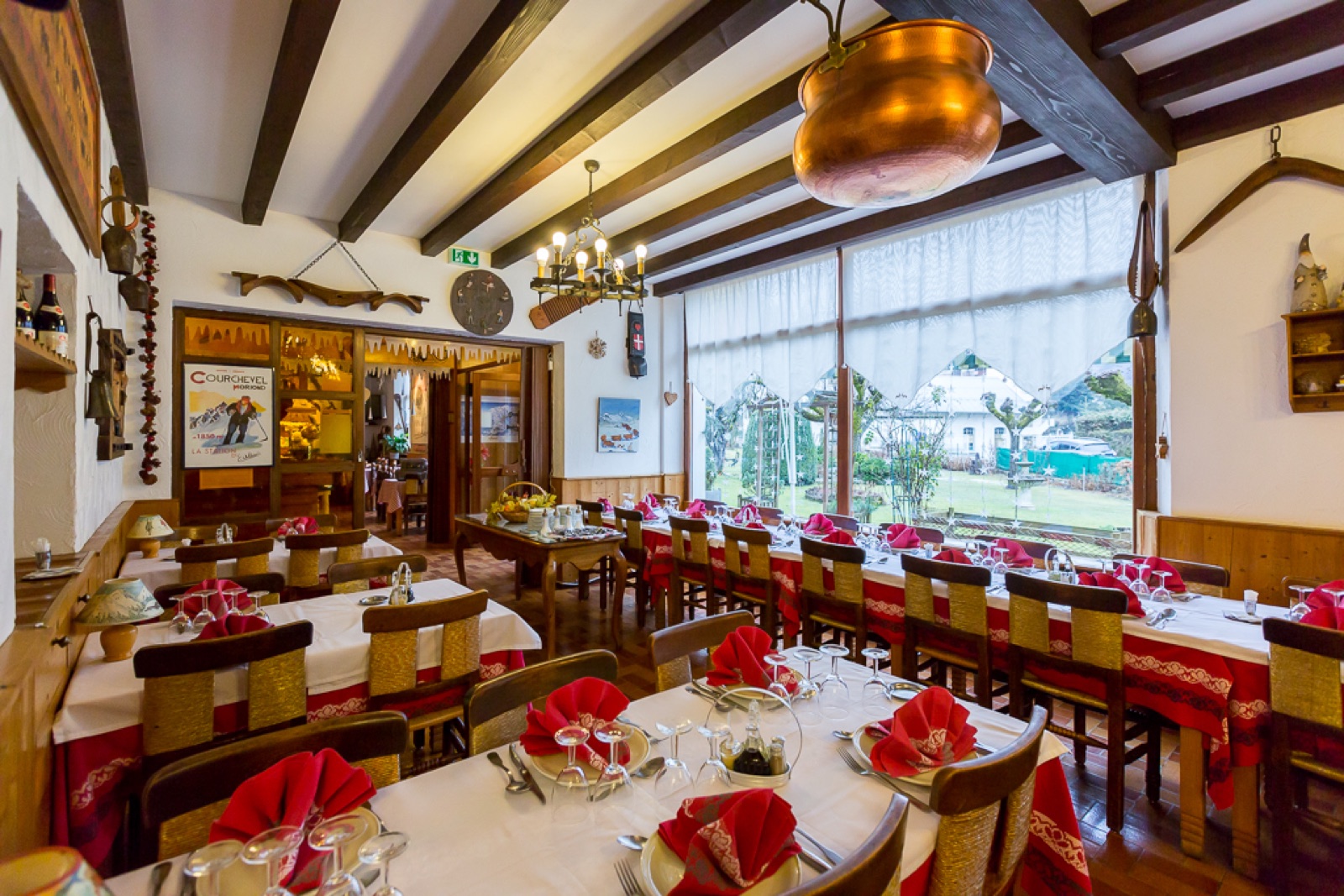 Salle de restaurant de l'Hôtel des Alpes, tables dressées