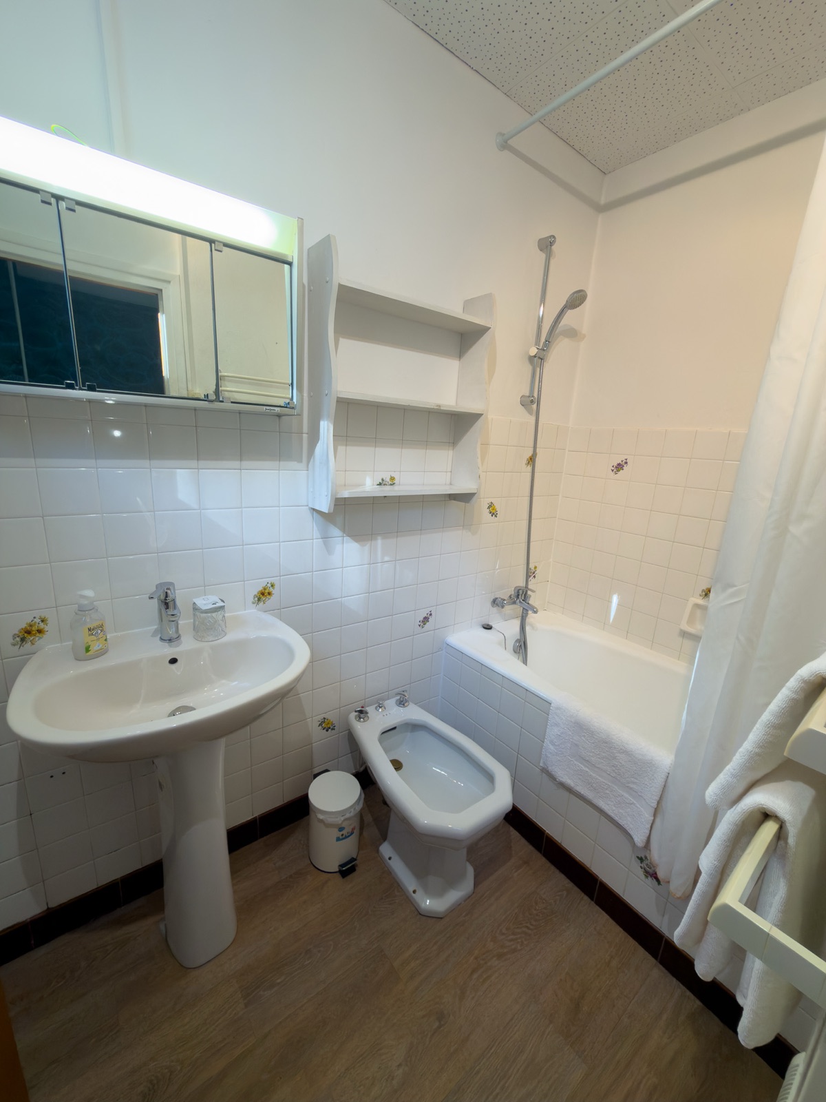 Salle de bains avec baignoire de la chambre Confort