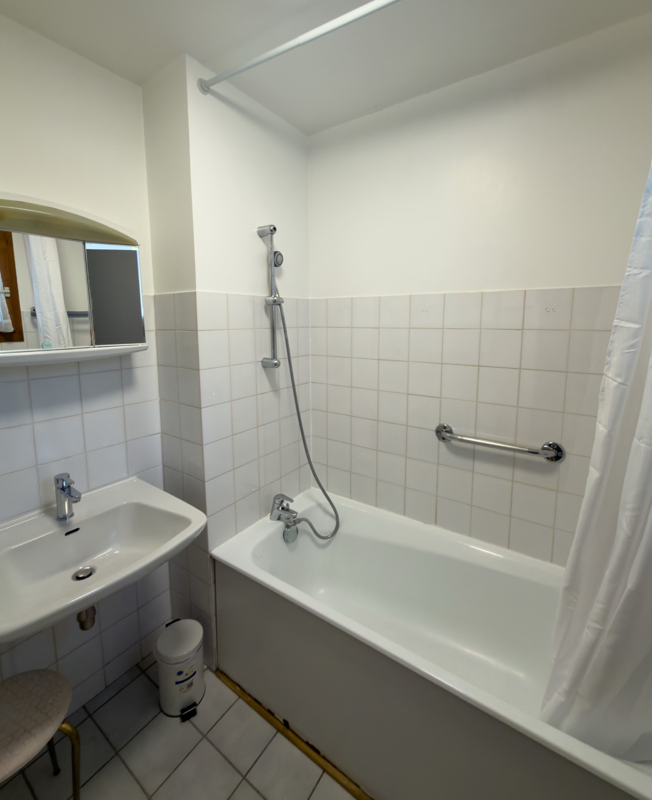 Bathroom with bathtub in the Comfort Plus room