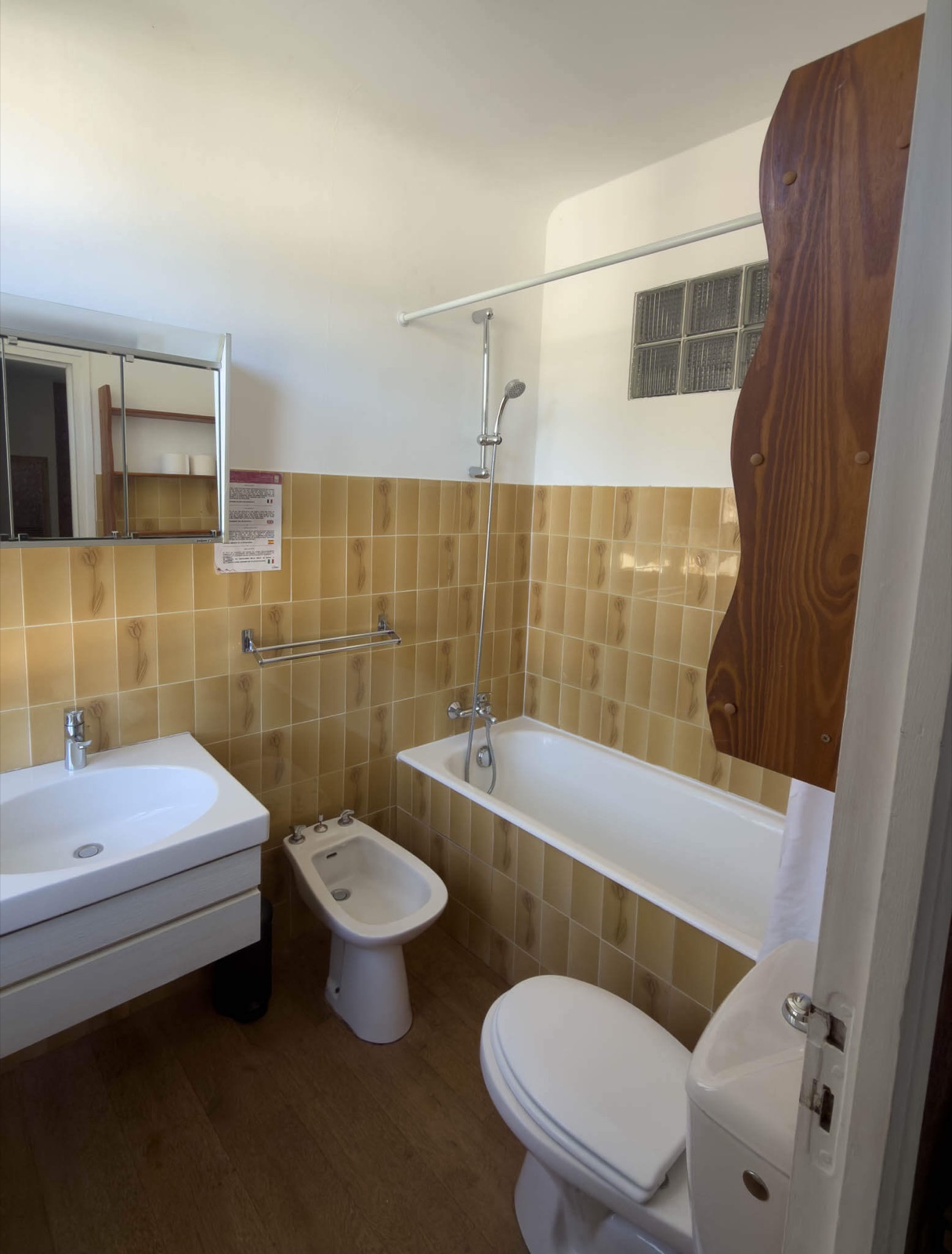Salle de bains avec baignoire de la chambre familiale
