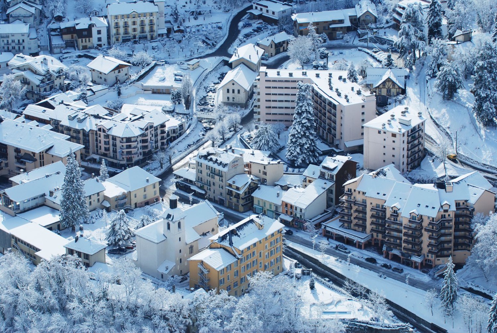 Le village de Brides-les-Bains sous la neige, vue aérienne